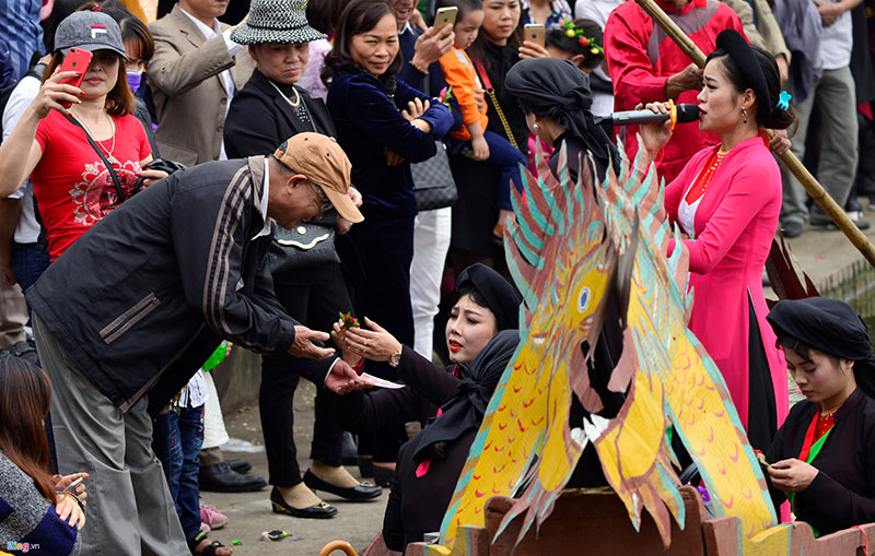 Dịch vụ cho thuê trang phục đắt khách ở hội Lim